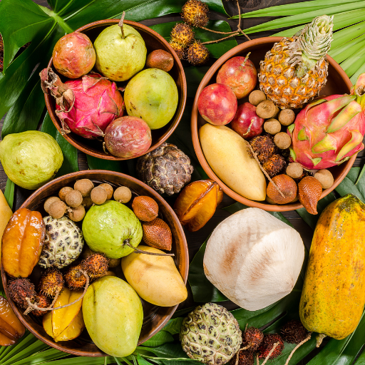 Imagem de uma cesta com várias frutas