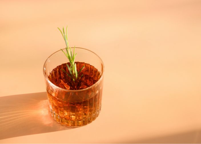 Un vaso de whisky con adorno