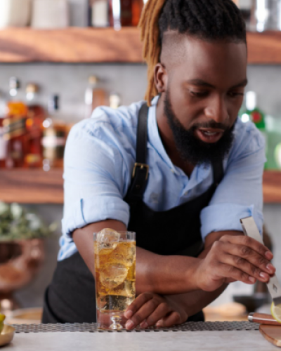 Bartender preparando bebidas