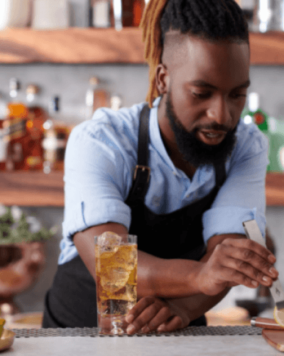 Ein Barkeeper macht Drinks