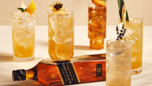 Una botella de Johnnie Walker junto a varios cócteles con whisky