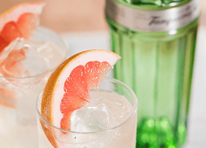 Tanqueray No. Ten Martinis com uma fatia de toranja rosa enfeite.