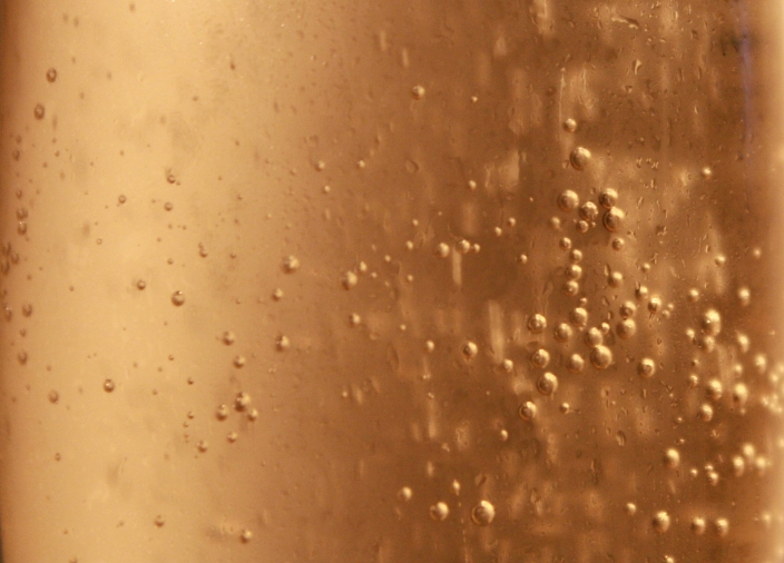 Vista de cerca de las burbujas de prosecco
