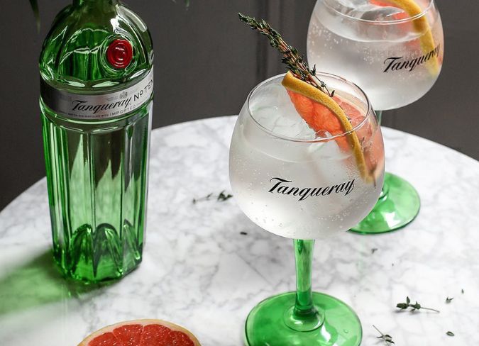 botella de tanqueray no ten con 2 raciones de ginebra 