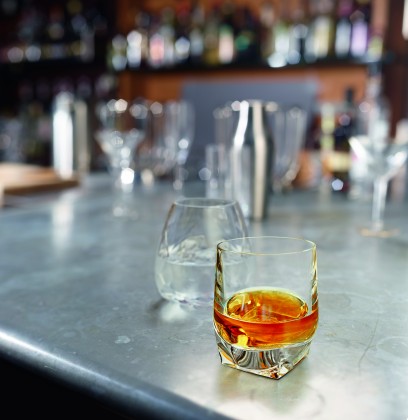 Scotch whisky acompañado de un vaso de agua