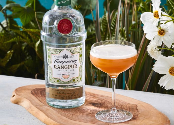 botella de Tanqueray Rangpur con cóctel al lado