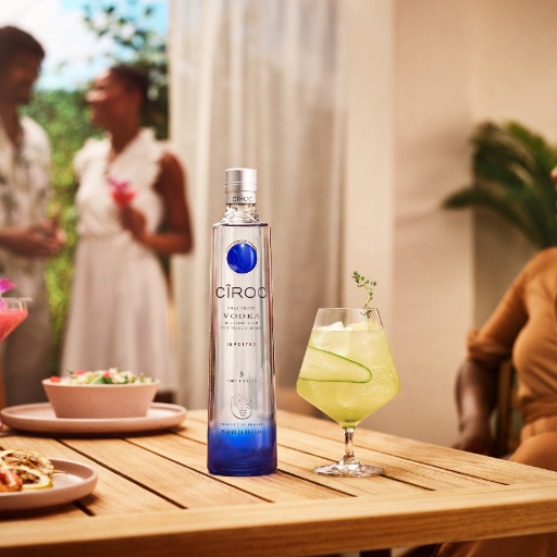 Botella de vodka CÎROC junto a un cóctel 