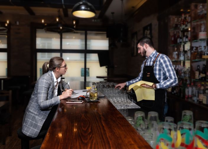 Imagen del personal observando al bartender experimentado