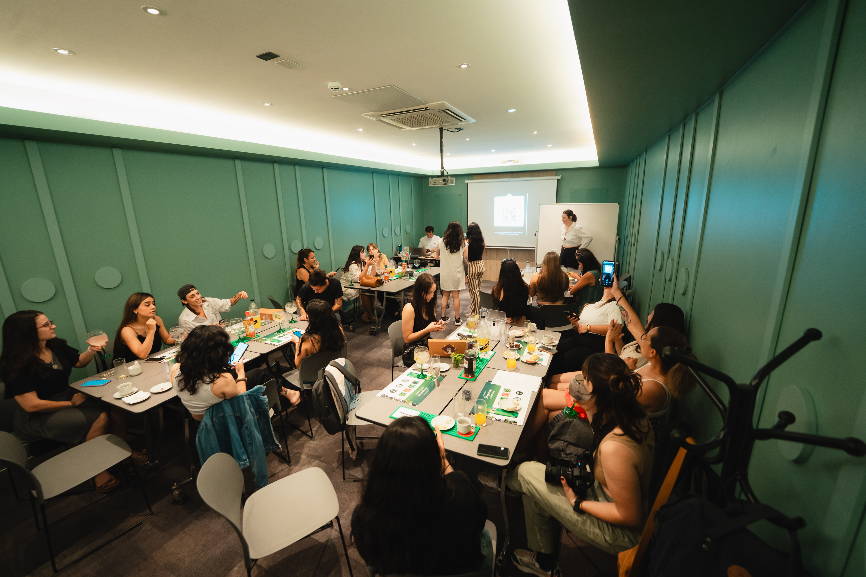 MUJERES BARTENDERS EN CURSO