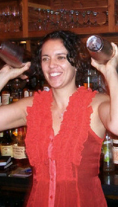 bartender mujer agitando
