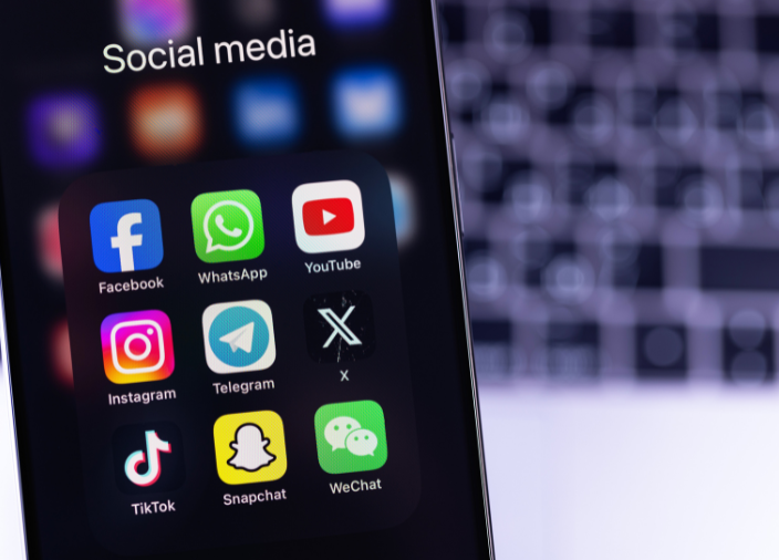 Iphone com seus aplicativos de redes sociais