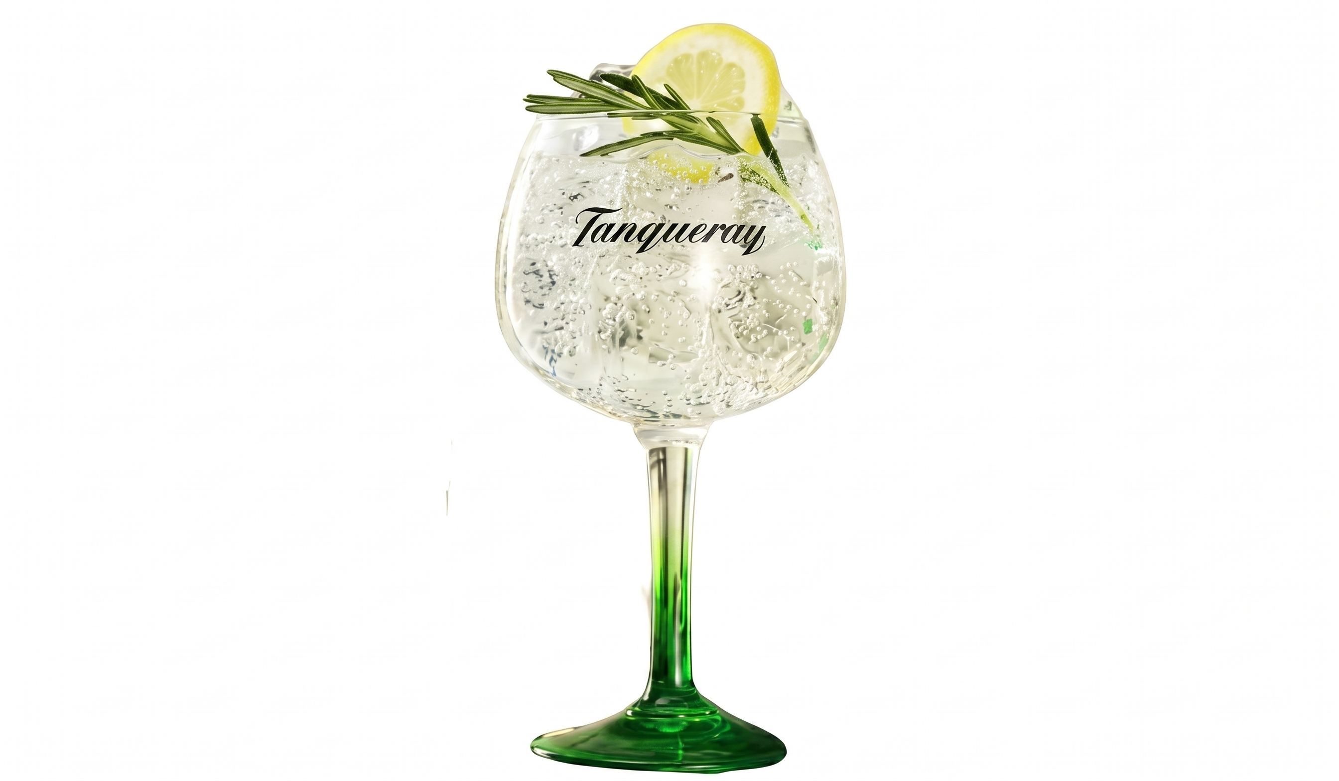Taça redonda com haste verde e logo da Tanqueray contendo um coquetel claro e borbulhante com gelo. A bebida é decorada no topo com uma fatia de limão amarelo e um raminho de alecrim fresco. Fundo branco isolado.