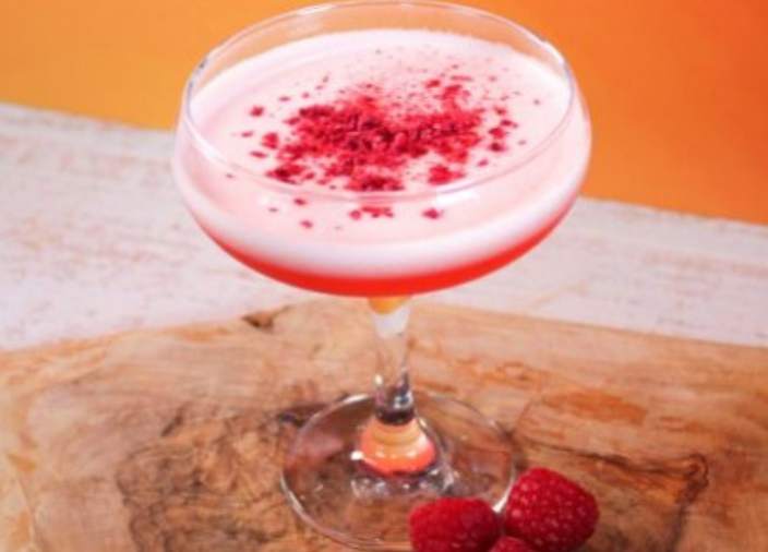 Garnierter roter Cocktail