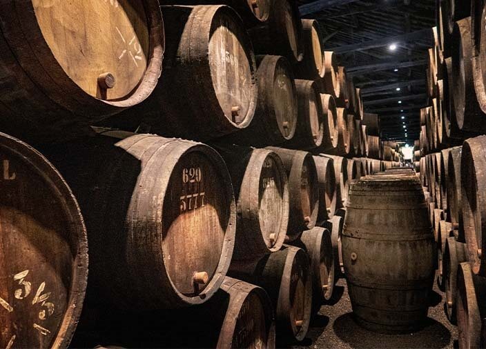Barriles de madera apilados en el lado izquierdo