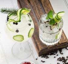 dos cocteles con garnish de laminas de pepino
