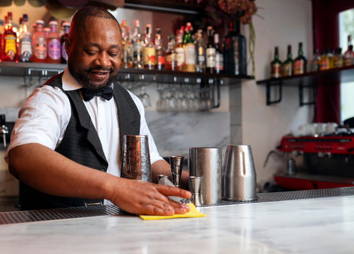  Imagem de um bartender limpando o balcão do bar