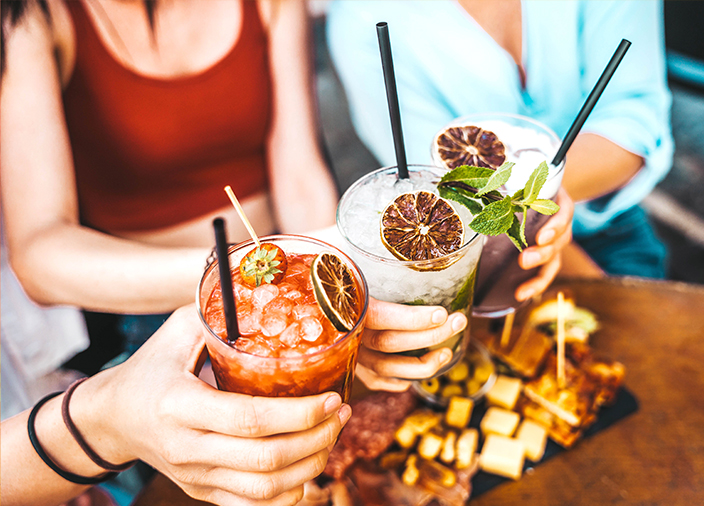 3 amigos brindando com seus drinks