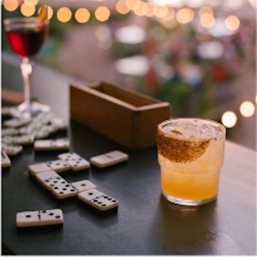 Ein Barkeeper steht hinter dem Tresen und bedient Gäste