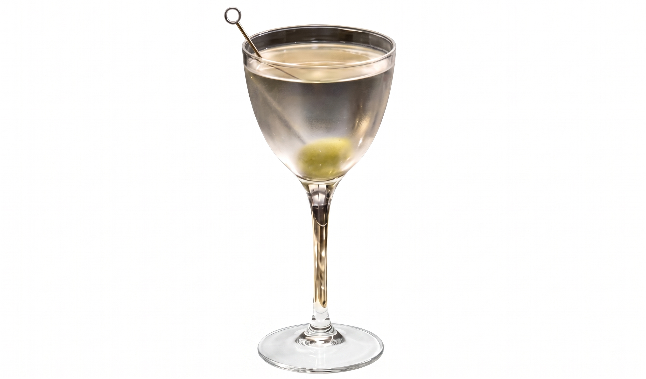 Taça clássica de formato arredondado contendo um coquetel límpido e transparente. A bebida é decorada com uma azeitona verde no fundo, perpassada por um elegante palito de metal que repousa na borda esquerda. Fundo branco isolado.