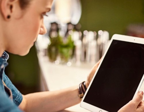 Barkeeper benutzt iPad