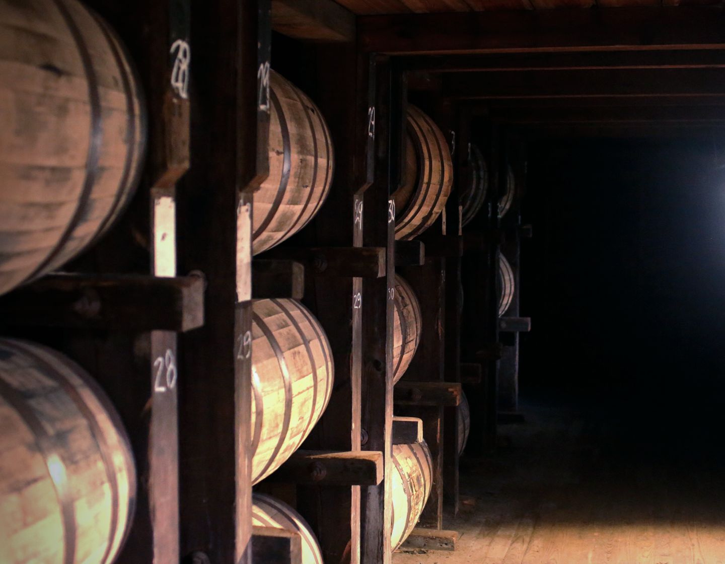 Barriles de whisky almacenados