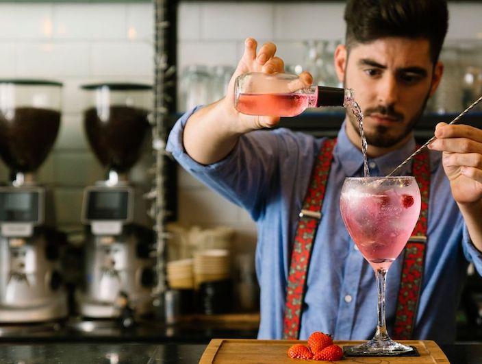 Barkeeper mixt nach einem Event einen Drink