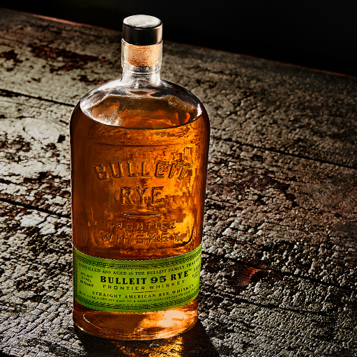 Botella de Bulleit Rye apoyada en una superficie de madera