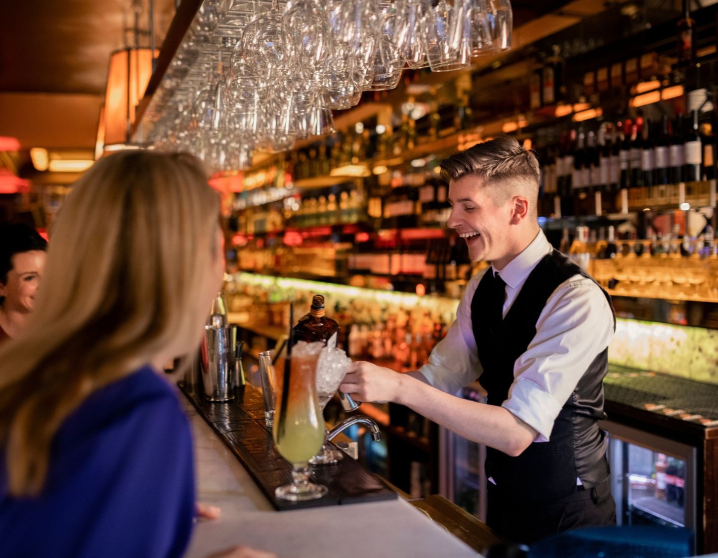 Bartender servindo um pint de Guinness