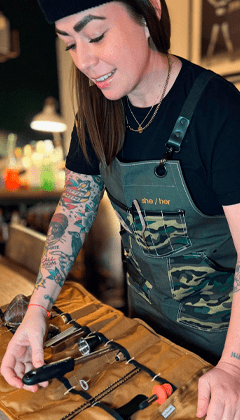Kaitlyn Stewart y sus utensilios para Bartender
