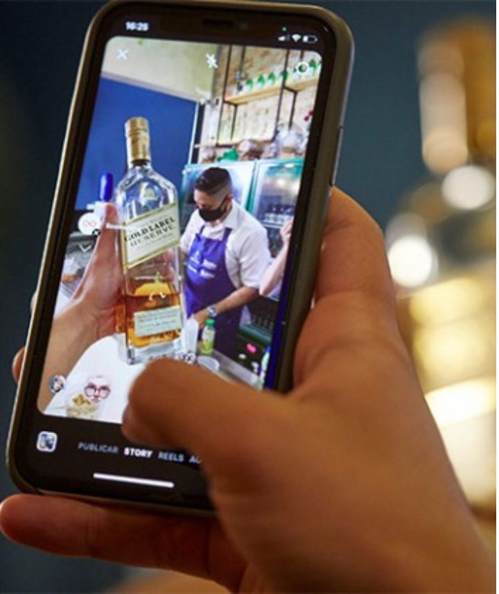 Imagem de um profissional fazendo uma foto de um bartender