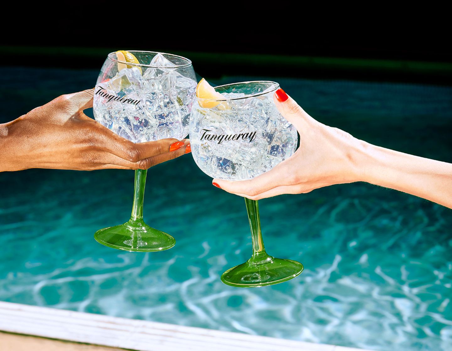 Um Gin Spritz em uma taça ao lado de uma garrafa de Tanqueray London Dry Gin
