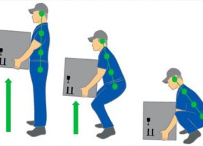Ilustração ensinando como pegar uma caixa sem se machucar 