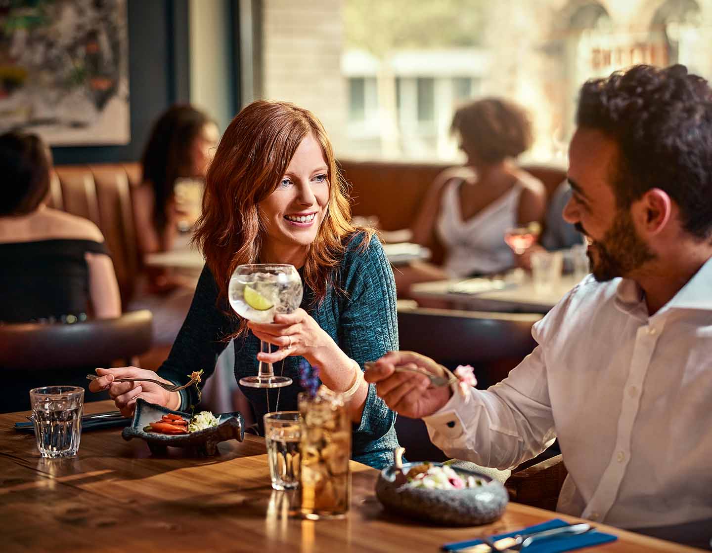 Unas personas bebiendo y comiendo