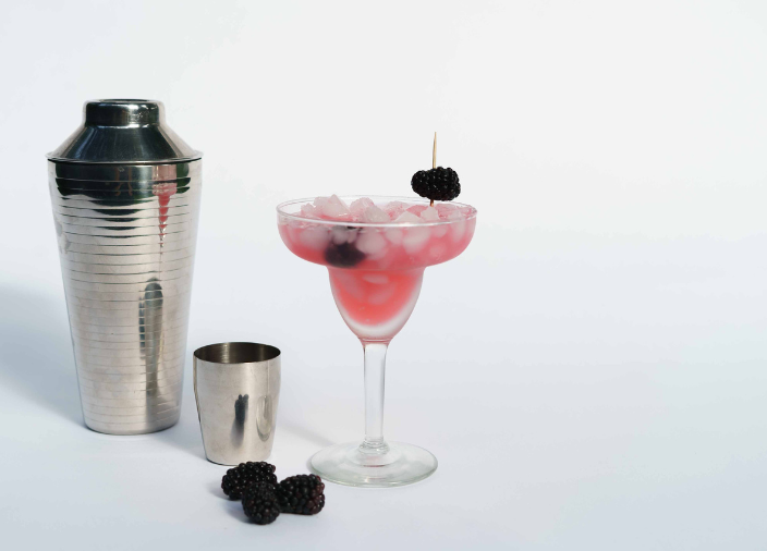 Cóctel con garnish y coctelera