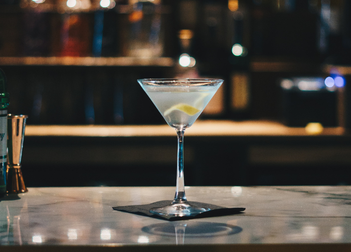 Cóctel en un vaso de Martini
