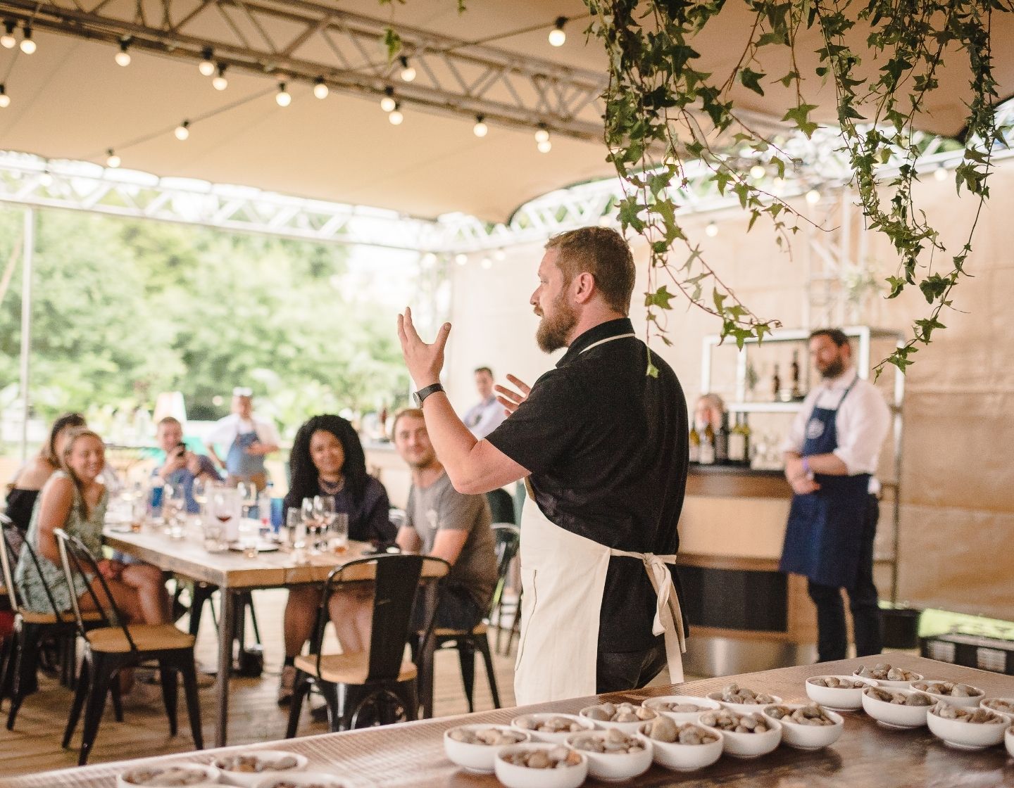 Ein Bartender spricht auf einem Event vor Gästen