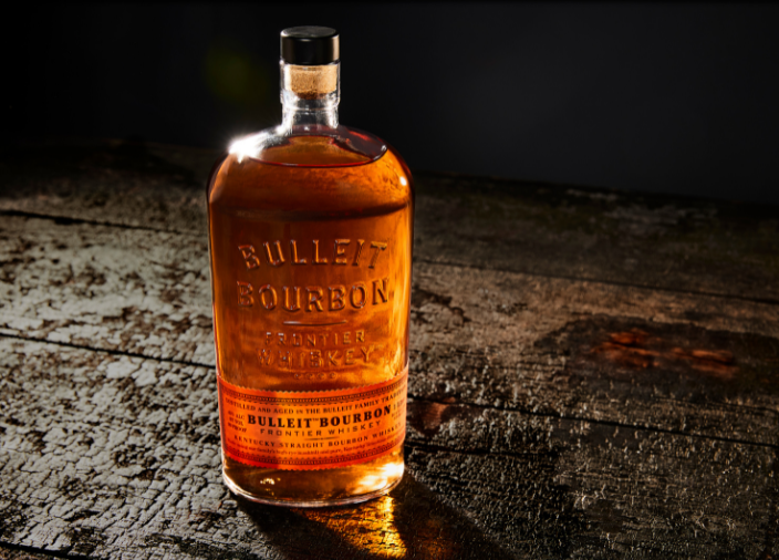 Eine Flasche Bulleit Bourbon auf einer Holzfläche