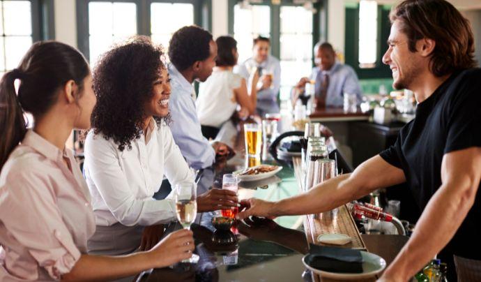 El director del bar comunicandose con el personal