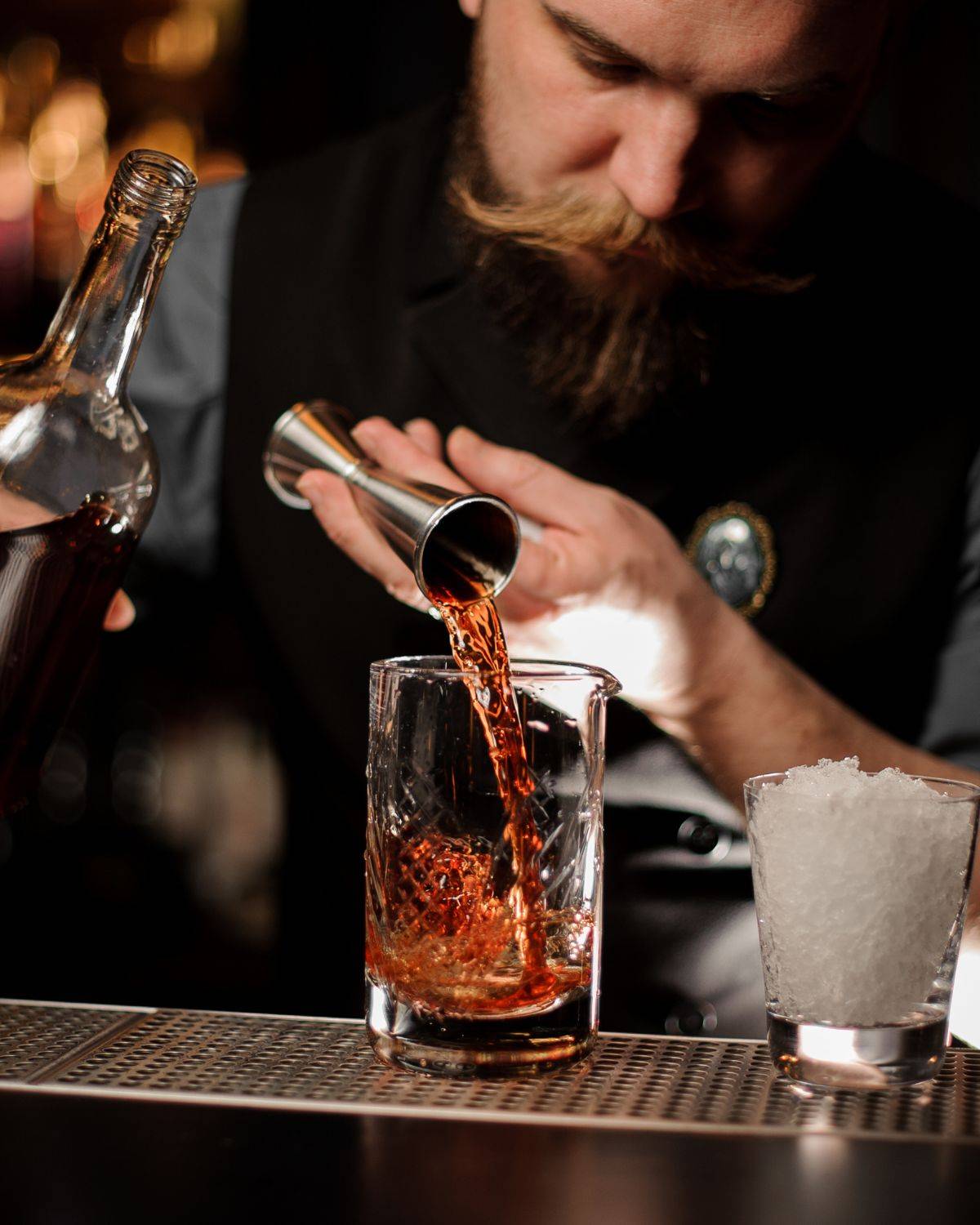 Bartender sirviendo una medida precisa de whisky