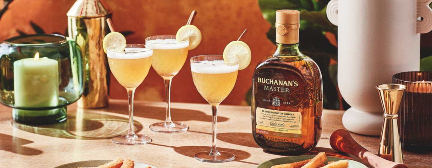 buchana’s deluxe cocktails with lemon wedges