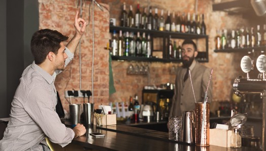  Imagem de um cliente e um funcionário do bar 
