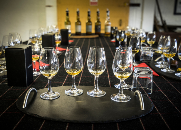 Cuatro copas de vino alineadas en fila para una degustación