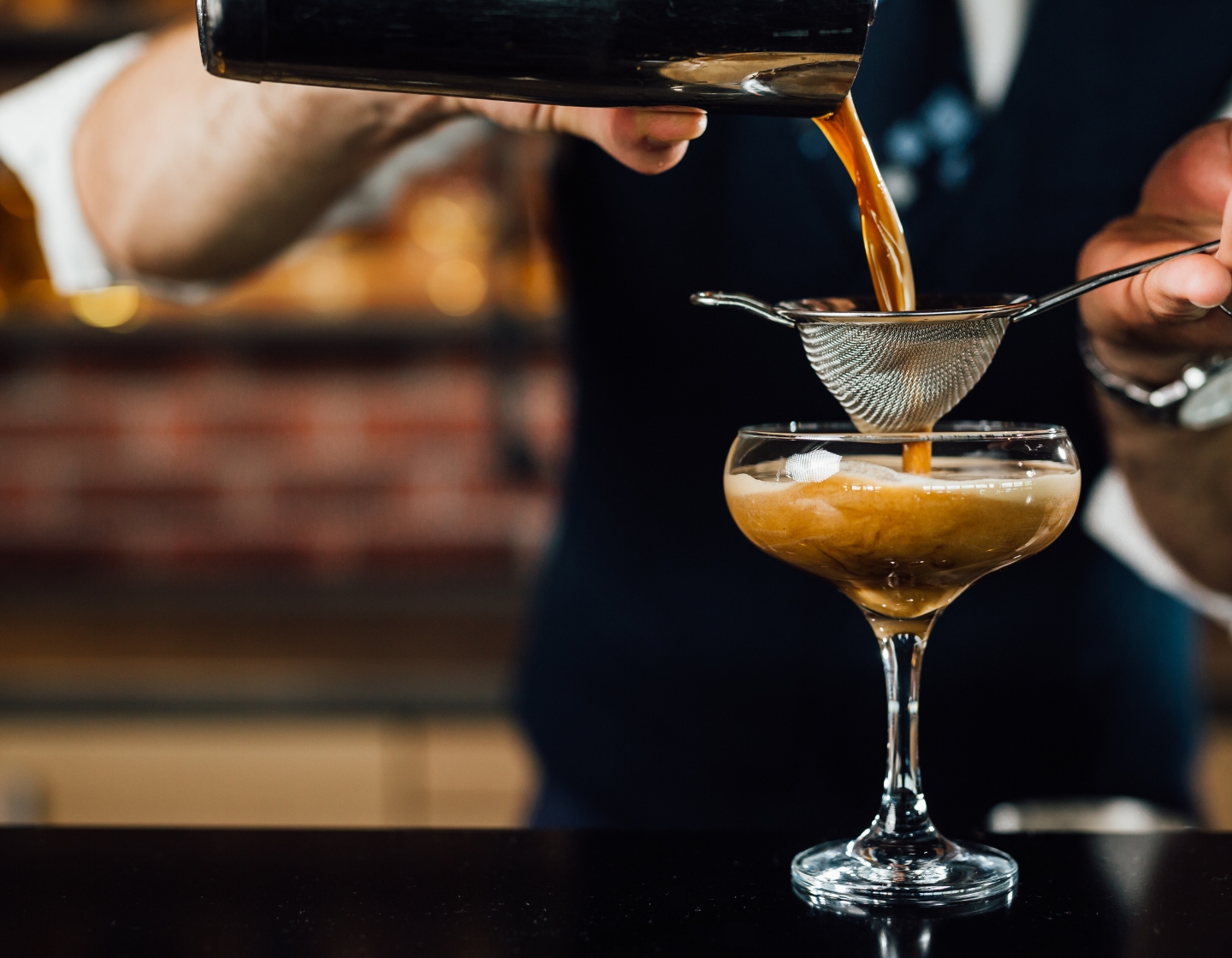 bartender sirviendo un espresso martini