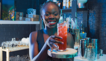 bartender mostrando o coquetél no bar