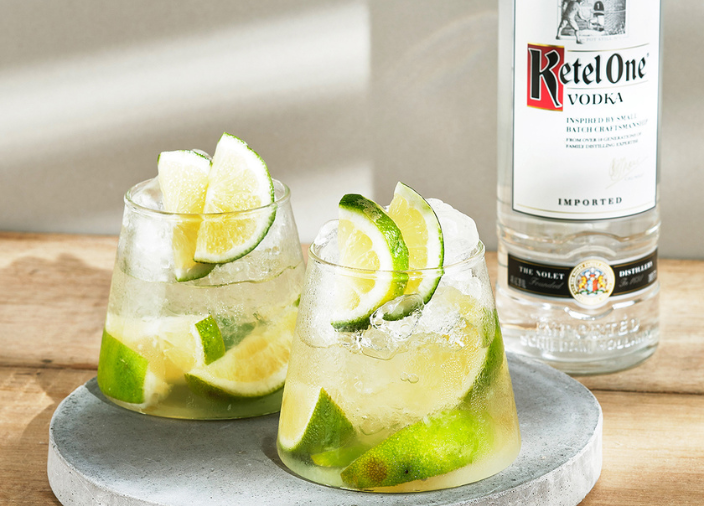 Imagem da uma garrafa de Ketel One com Drinks