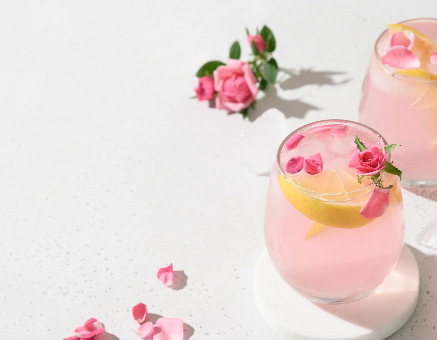 2 copos de coquetéis rosa com rosas