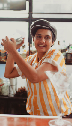  Fay baretto agitando un cóctel