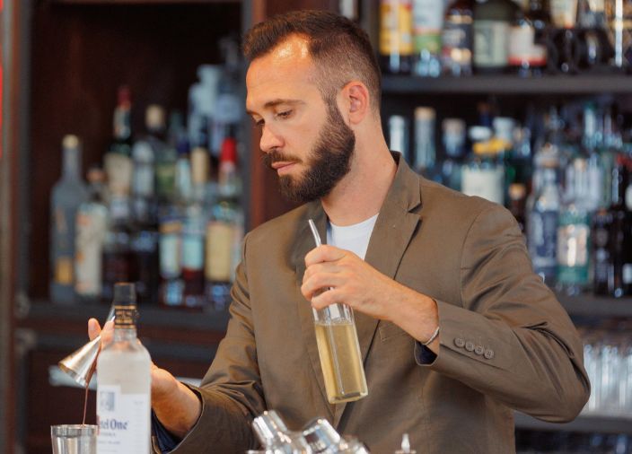 Christos Klouvatos prepara un cóctel en un bar.