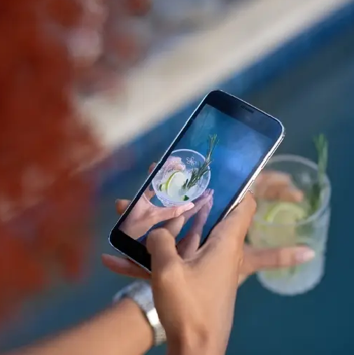 persona tomando una foto a su cóctel