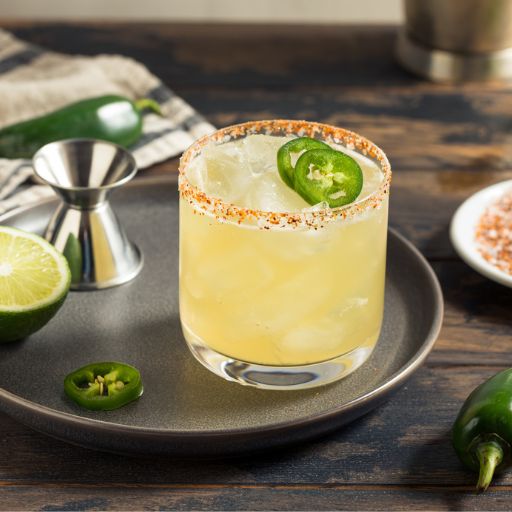 Cóctel con tequila con borde del vaso decorado